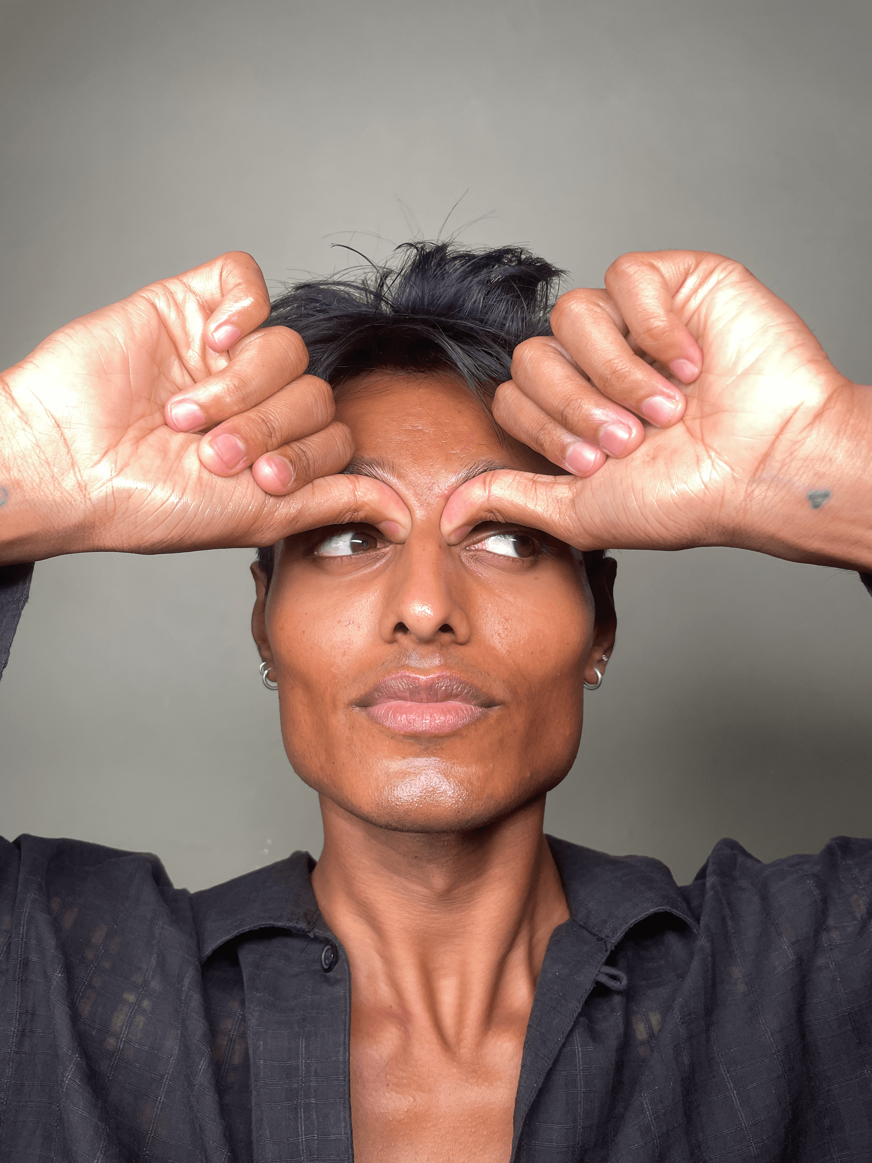 Brow bone knuckling: deep pressure technique to lift the forehead